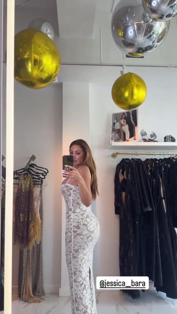 徐娘半老！皮蓬前妻穿吊帶裙自拍，這身材也太炸裂了！