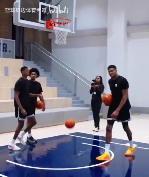 別人能學得來嗎？名場面：字母哥指導小球員籃下腳步！