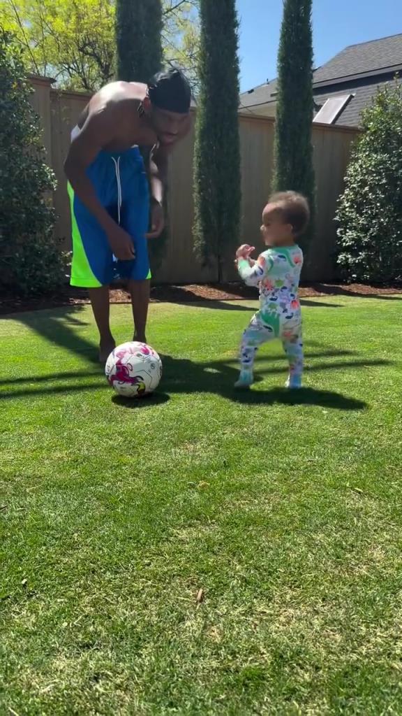 足球要從娃娃抓起！SGA帶娃踢足球，小孩摔倒時鼓掌“嘲笑”！